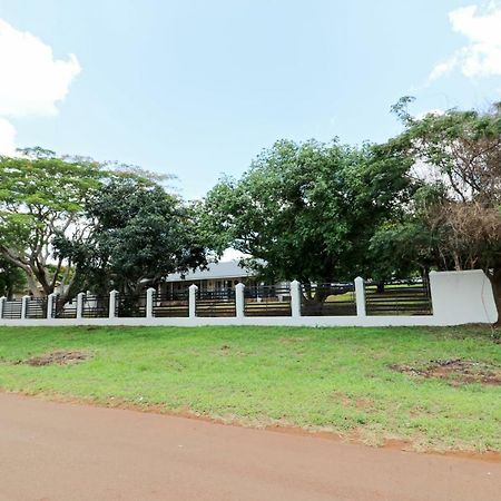 Msitu Kwetu Lodge & Safaris フルフルウェ エクステリア 写真