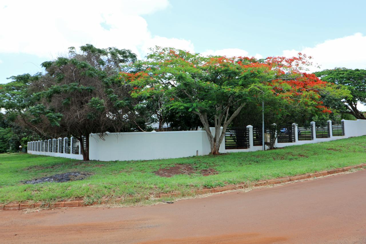 Msitu Kwetu Lodge & Safaris フルフルウェ エクステリア 写真